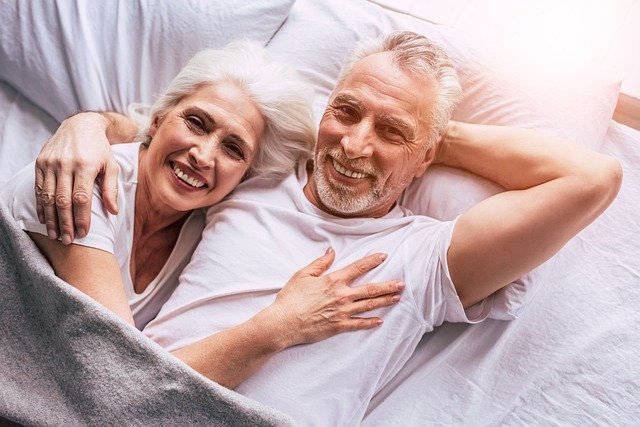Senioren Paar glücklich entspannt liegen