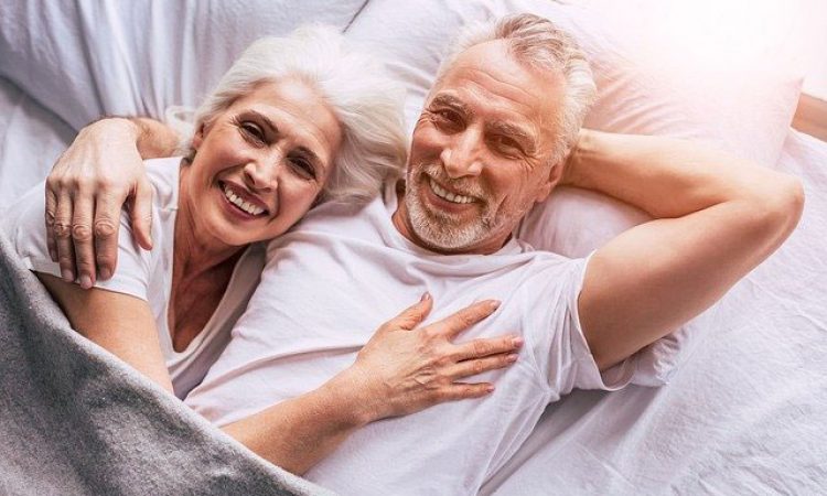 Senioren Paar glücklich entspannt liegen